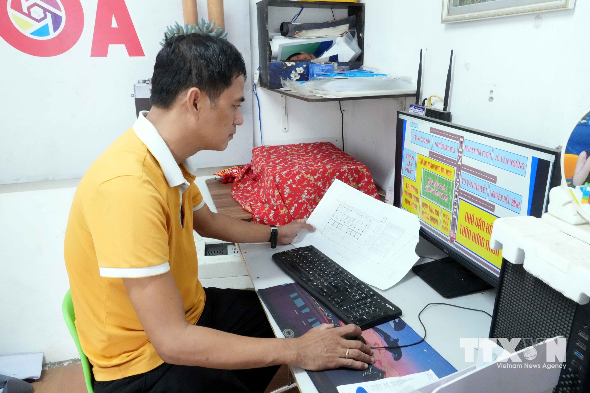 Anh Nguyễn Như Khoa, Trưởng thôn Hải Hòa, xã Nam Hải Lăng, là người có sáng kiến mô hình mã QR xác định vị trí để chỉ đường. (Ảnh: Tá Chuyên/TTXVN)